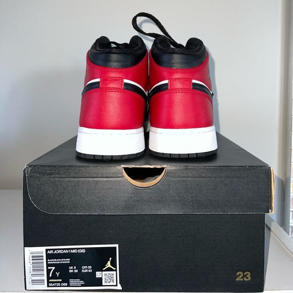 Jordan 1 Mid Chicago Black Toe (GS) Size 7Y = 8.5W - Picture 3 of 3